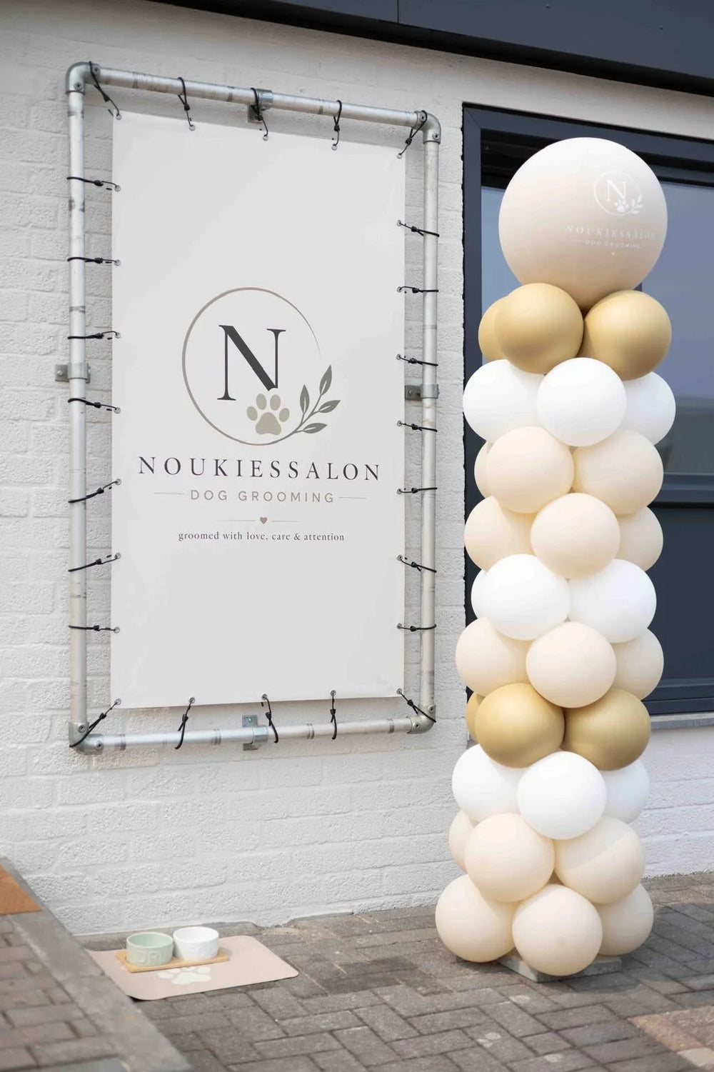 De gevel van Noukiessalon aan de Edisonstraat 26 in Landgraaf