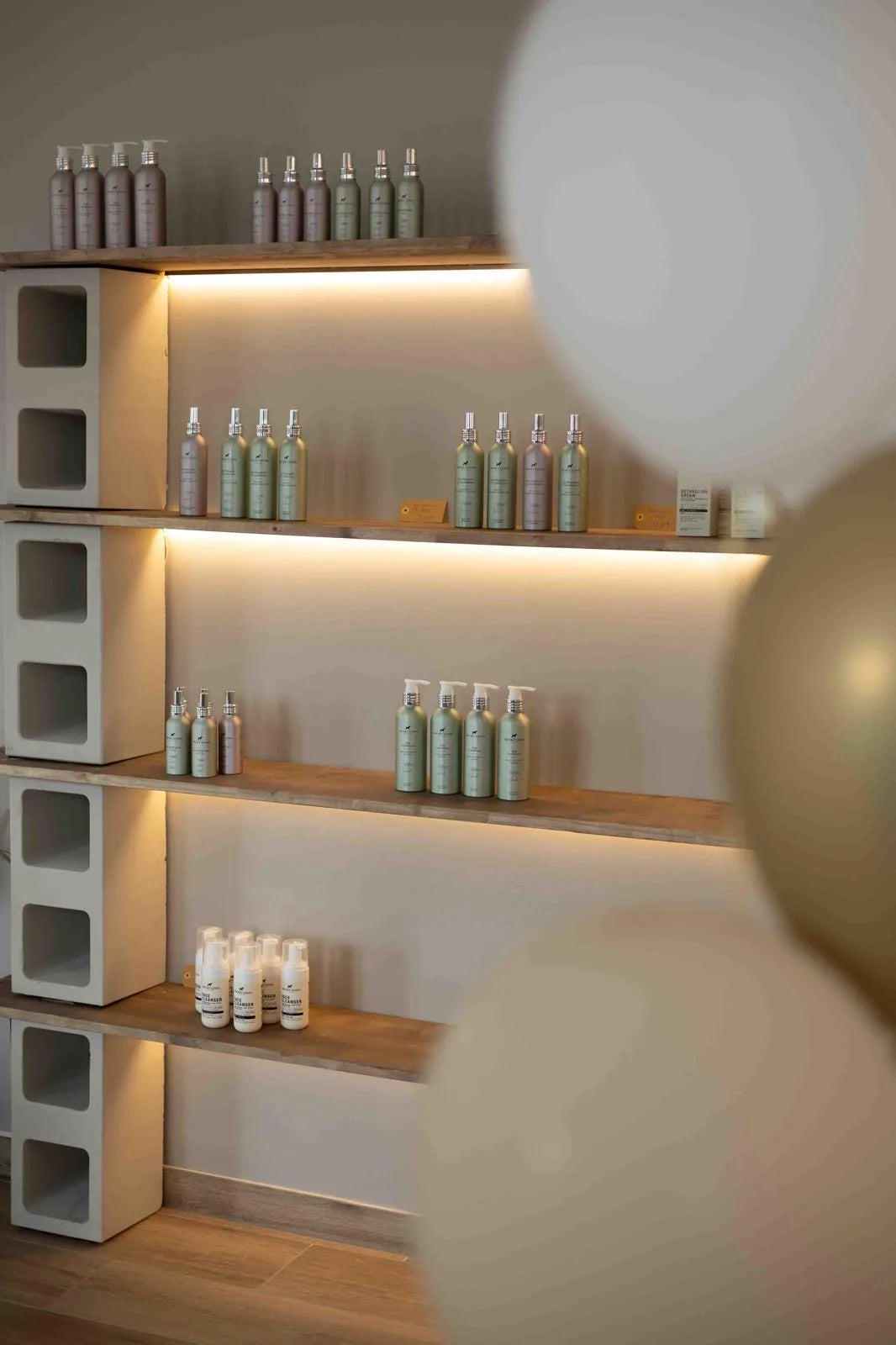 Productwand met shampoos en sprays voor hondenverzorging
